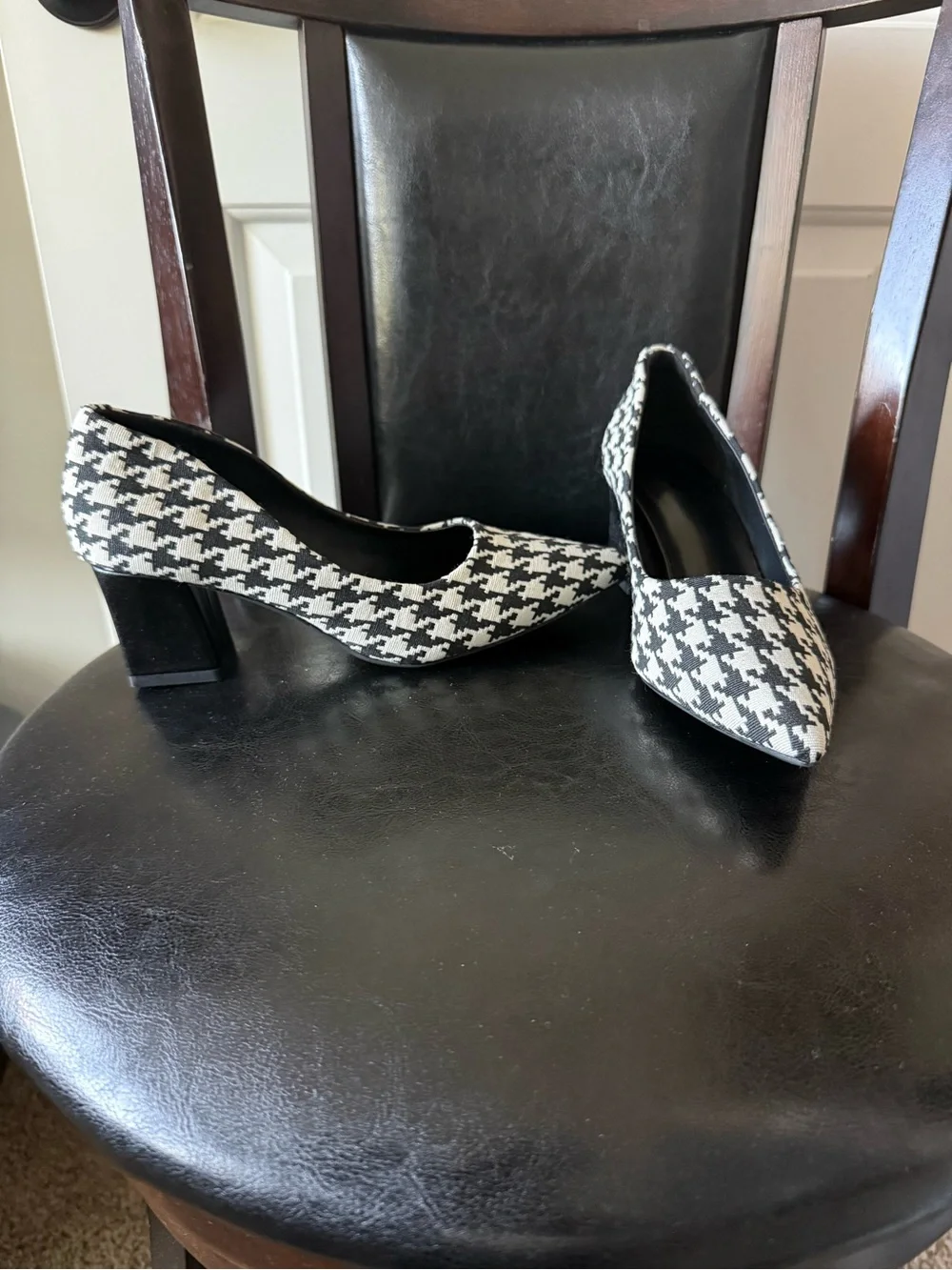 Pointed-Toe Houndstooth Pumps - Black & White